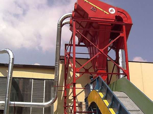 Separatore con traliccio di sostegno installato sopra una pressa compattatrice